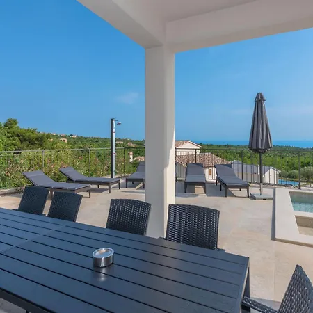 Rita, A Luxurious Private With A Pool Near The Sea Holiday home *