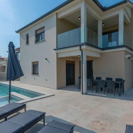 Rita, A Luxurious Private With A Pool Near The Sea
