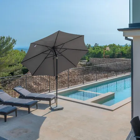 Holiday home Rita, A Luxurious Private With A Pool Near The Sea Viskovici