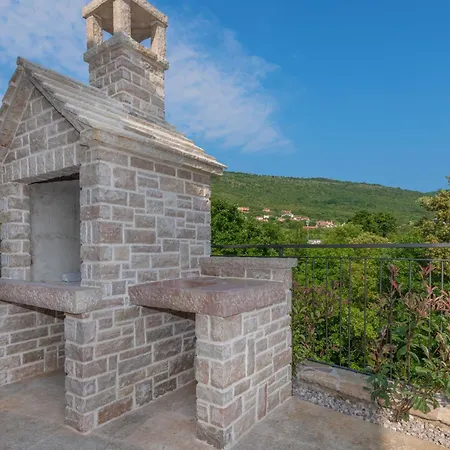 Rita, A Luxurious Private With A Pool Near The Sea