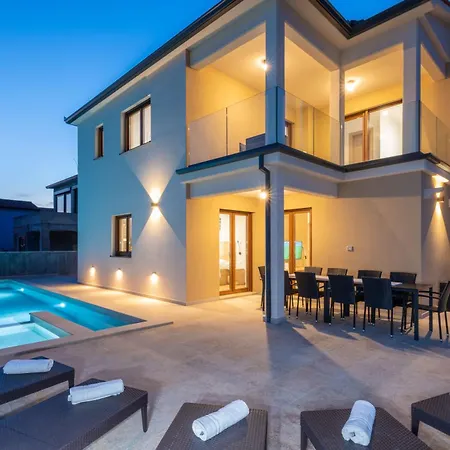 Rita, A Luxurious Private With A Pool Near The Sea * Viskovici