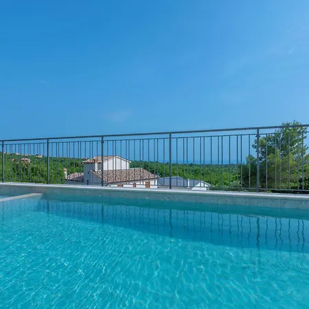 Rita, A Luxurious Private With A Pool Near The Sea