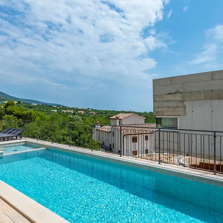 Rita, A Luxurious Private With A Pool Near The Sea