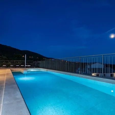 Rita, A Luxurious Private With A Pool Near The Sea *