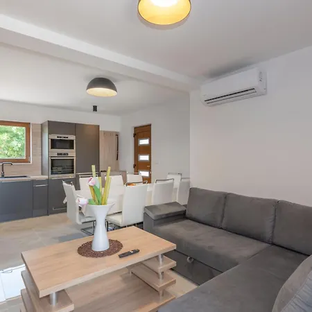 Rita, A Luxurious Private With A Pool Near The Sea