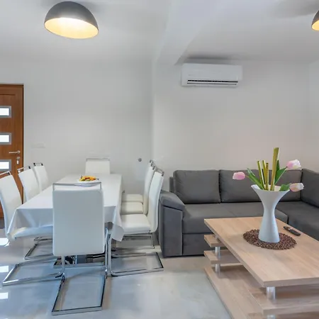 Rita, A Luxurious Private With A Pool Near The Sea * Viskovici