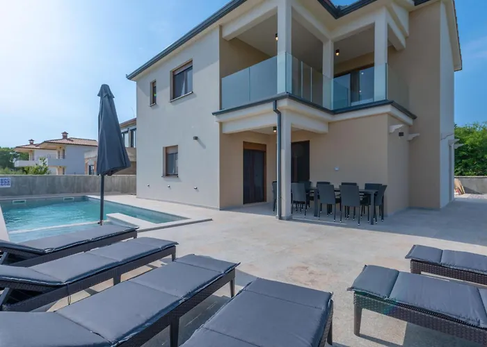 Rita, A Luxurious Private With A Pool Near The Sea Ferienhaus