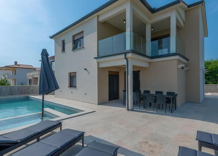 Rita, A Luxurious Private With A Pool Near The Sea