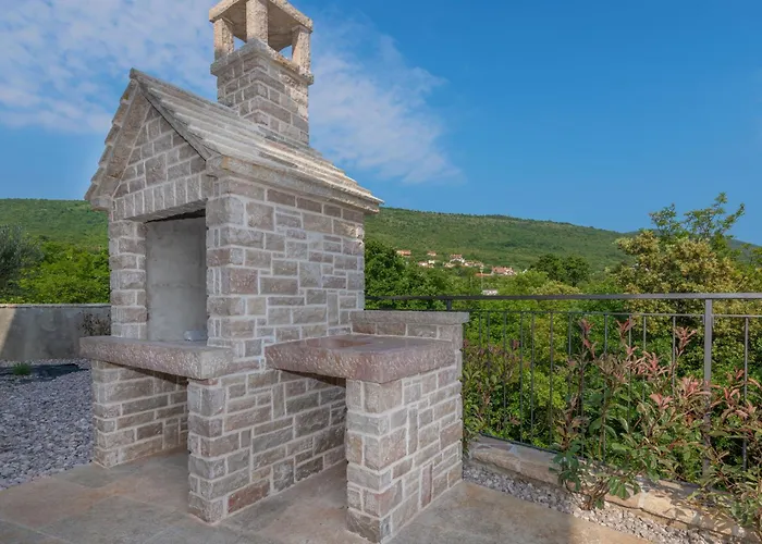 Rita, A Luxurious Private With A Pool Near The Sea