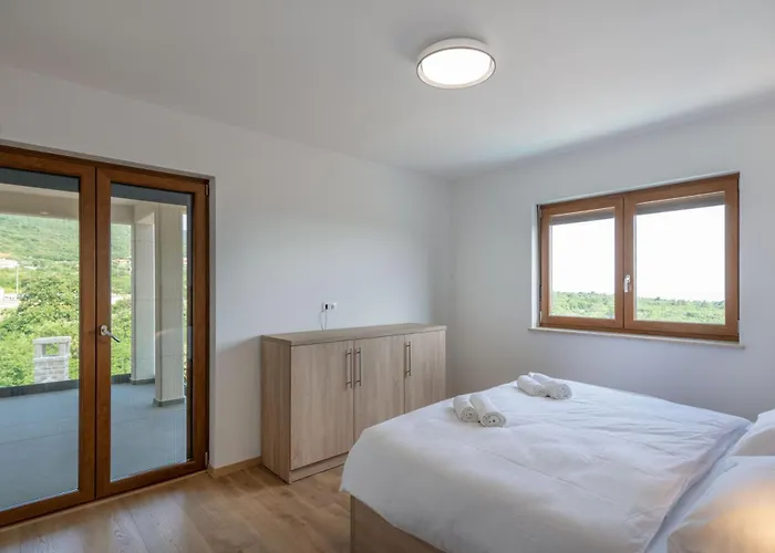 Rita, A Luxurious Private With A Pool Near The Sea *