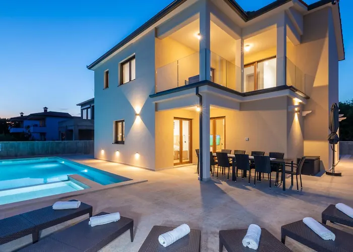 Rita, A Luxurious Private With A Pool Near The Sea * Viskovići