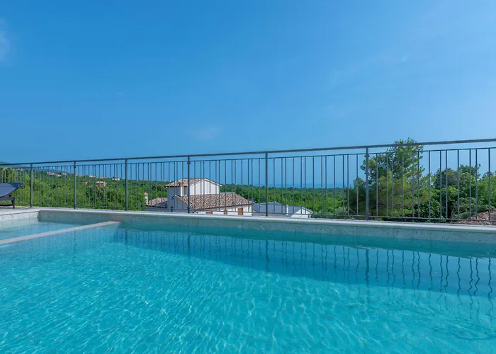 Rita, A Luxurious Private With A Pool Near The Sea