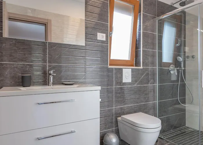 Rita, A Luxurious Private With A Pool Near The Sea Viskovići