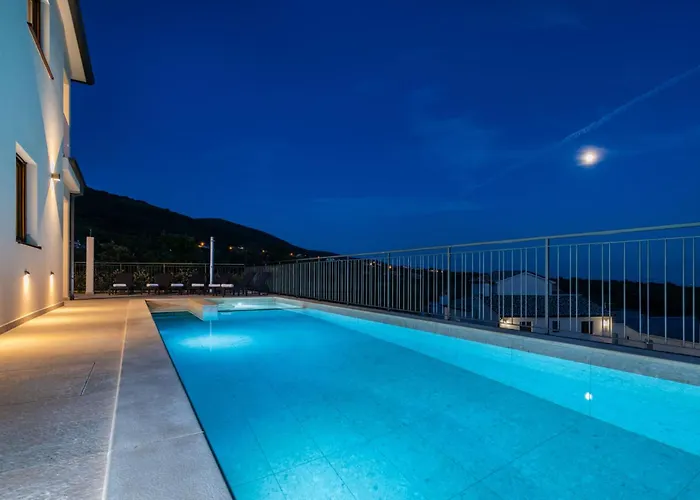Rita, A Luxurious Private With A Pool Near The Sea *