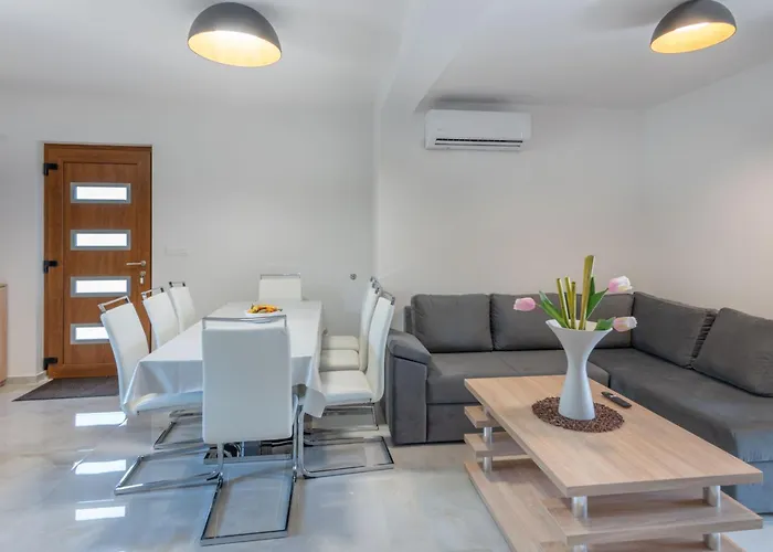 Rita, A Luxurious Private With A Pool Near The Sea * Viskovići